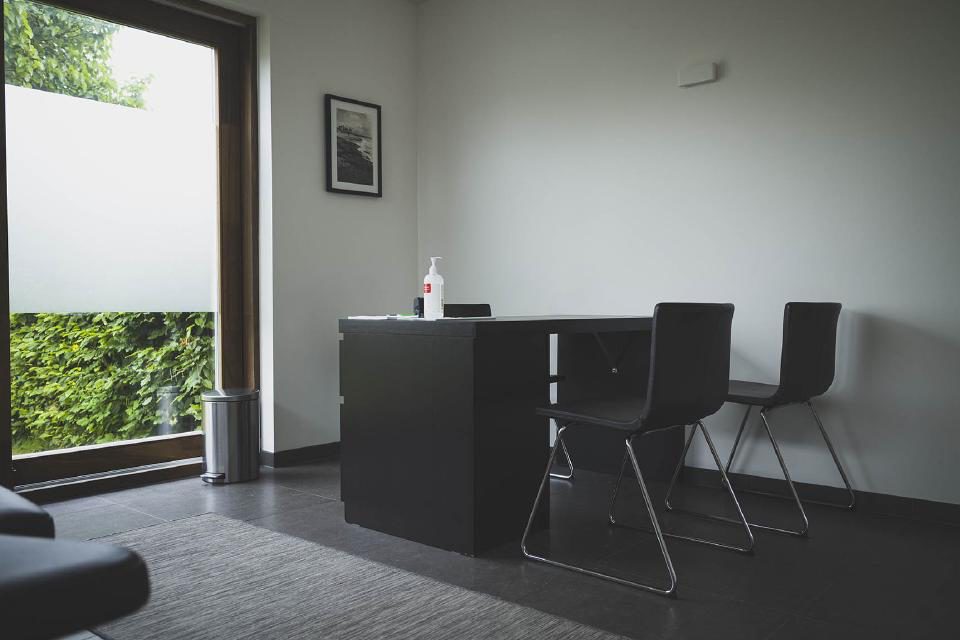 Bureau en zithoek in de praktijk